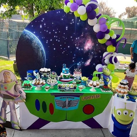 Grinch Backdrop, Backdrop Garland, Buzz Lightyear Birthday Party, Buzz Lightyear Party, Pixar Party, Buzz Lightyear Birthday, Disney Balloons, Party Themes For Boys, Toy Story Birthday Party