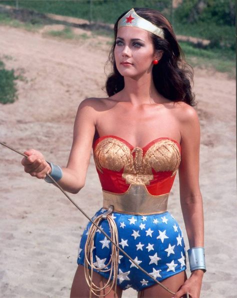 Wonder Woman Photos, Maquillage On Fleek, Costume Carnaval, Linda Carter, Wonder Woman Art, Wonder Woman Costume, Lynda Carter, Bd Comics, Gal Gadot