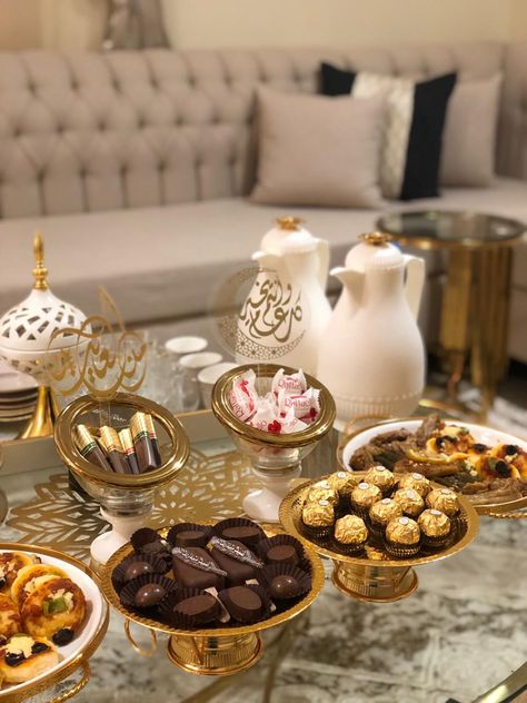 Ramadan Sweets, Decoraciones Ramadan, Food Display Table, Food Set Up, Living Room Cozy, Home Backyard, Ramadan Kareem Decoration, Party Food Buffet, Catering Ideas Food