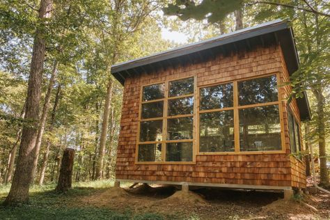 Diy She Shed Cheap, Cheap Cabin, Diy She Shed, Building A Small Cabin, Simple Cabin, Cheap Cabins, Cabin Build, Diy Cabin, Building A Cabin