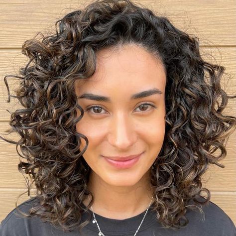 Medium Rezo Cut Style Hair Styles Short To Medium, Permed Hair Styles, Short Curly Wavy Hair, Rezo Cut, Layered Curly Haircuts, Messy Bob Haircut, Long Curly Haircuts, Really Curly Hair, Low Ponytail Hairstyles