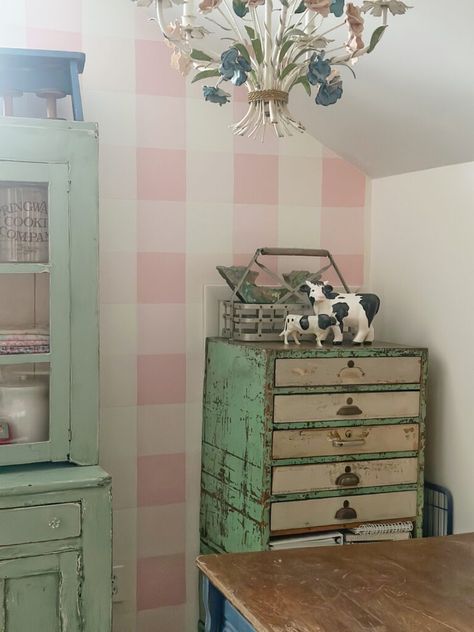 Painted Gingham Wall, Gingham Wall Paint, Paint Gingham Pattern, Painting Gingham Pattern, How To Paint Gingham Pattern, Gingham Wall, Argyle Wall, Funky Farmhouse, Plaid Wall