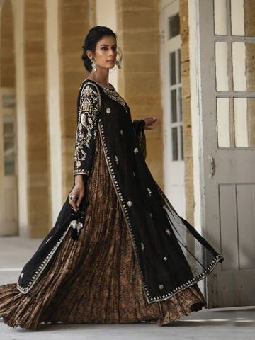 Dresses For Fat Ladies, Black Bridal Dresses, Misha Lakhani, Fat Ladies, Shadi Dresses, Pakistani Formal Dresses, Gaun Fashion, Pakistani Wedding Outfits, Pakistani Fancy Dresses