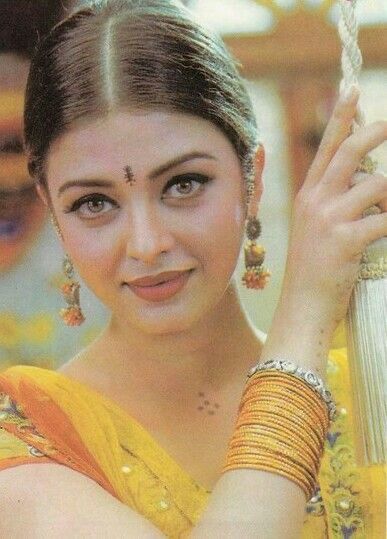 Indian Goddesses, Aishwarya Rai Images, Aishwarya Rai Pictures, 90s Bollywood Aesthetic, Aishwarya Rai Photo, Bengali Bridal Makeup, Indian Cinema, Aishwarya Rai Bachchan, Indian Woman