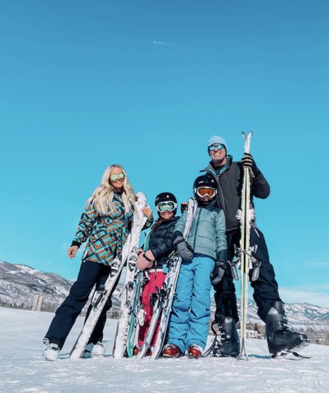 This was our first time skiing with the kids, and we knew it would be a lot of work for everyone. haven't ever been a solid skier, have little experience, and have only been skiing once since having kids almost 10 years ago! Ski Family Pictures, Snowboard Family, Ski Photo Ideas, Photo Ski, Kids Skiing, Family Skiing, Ski Photos, Ski Pics, Snow Pics