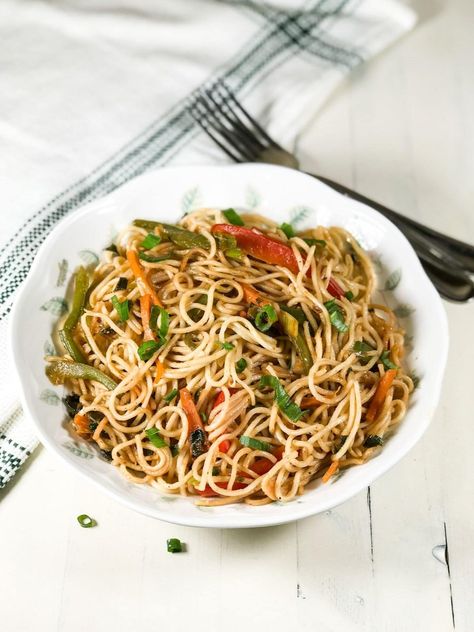 Veg Hakka Noodles, Hakka Noodles Recipe, Baked Spring Rolls, Veggie Noodles Recipes, Indo Chinese Recipes, Hakka Noodles, North Indian Recipes, Boiled Vegetables, Vegetable Noodles