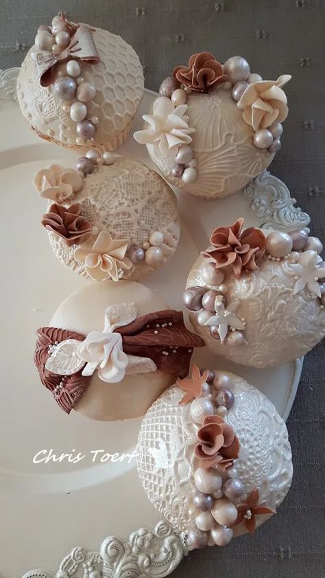 Vintage cupcakes by Chris Toert: Gumpaste and sugarpaste Vintage Cupcakes, Elegant Cupcakes, Cookies Wedding, Vintage Cupcake, Novelty Birthday Cakes, Fancy Cupcakes, Beautiful Cupcakes, Cupcake Designs, Flower Cupcakes