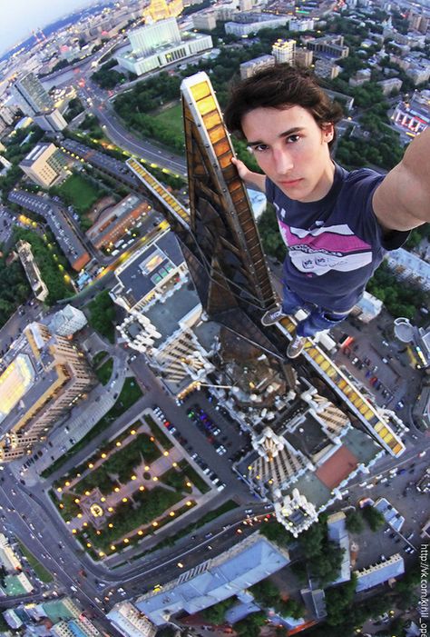 Rooftop selfie. Scary Photos, Funny Selfies, Self Photography, Self Portrait Photography, Thrill Seeker, Monkey Business, Crazy People, Parkour, Extreme Sports