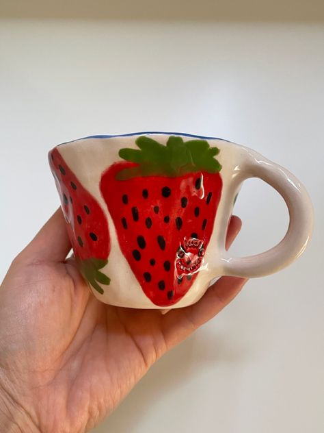 Strawberry Mug, Pottery Inspo, Handmade Clay Jewelry, Painting Inspo, Homemade Christmas Gifts, Pottery Ideas, Pottery Painting, Homemade Christmas, Ceramic Mugs