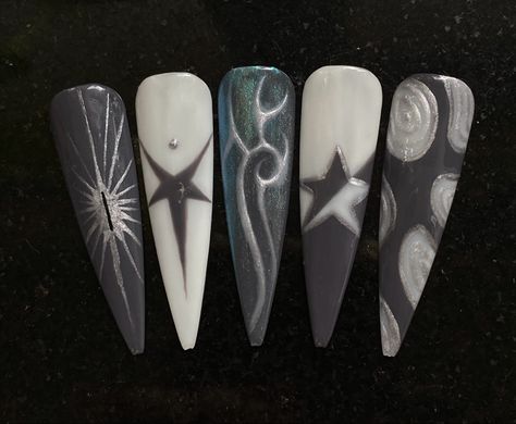 Stilleto Nails Stars, Gray Y2k Nails, Grey Nails Y2k, Gray Stiletto Nails, White And Gray Nails, White And Grey Nails, Silver Star Nails, Star Nails Y2k, Stargirl Nails