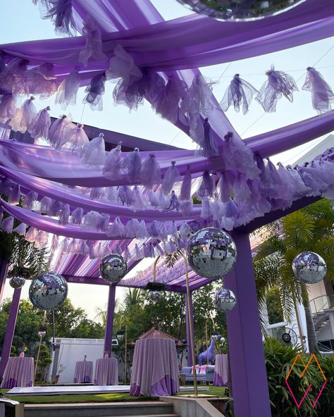 Colour Of The Year 2023 Wedding, Lilac Haldi Decor, Lavendar Theme Haldi Decor, Purple Mehendi Decor, Lavender Themed Wedding Decoration, Mehendi Theme, Purple Indian Wedding, Shaadi Decor, Marigold Wedding