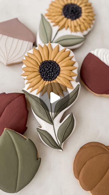 Floral Cookies Decorated, Sugar Cookie Flowers, Cookie Flowers, Summer Fall Transition, Autumn Cookies, Sunflower Cookies, Sunflower Season, Floral Cookies, Flower Sugar Cookies