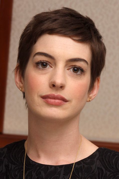 Anne Hathaway Thick Short Hair Cuts, Anne Hathaway Short Hair, Anne Hathaway Hair, Kelly Lebrock, Pixie Haircut Styles, Hair Twists, Curly Pixie Haircuts, Sleek Hair, Wedding Hairstyles Bride