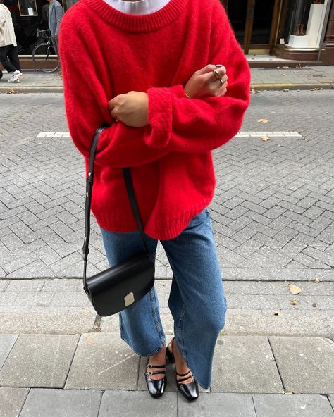 Pre Fall Outfits, Sweater And Jeans, Look Adidas, Estilo Indie, City Vibes, Skandinavian Fashion, Paris Mode, Simple Chic, Red Sweater