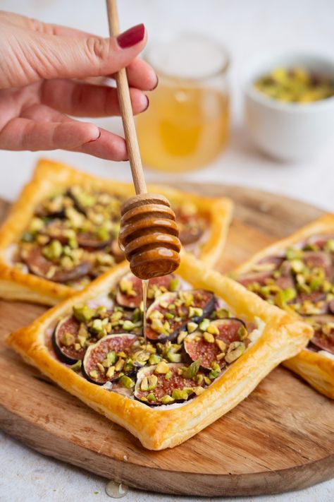 Puff pastry with figs | Good Balanced Food Easy Puff Pastry Desserts, Easy Puff Pastry Recipe, Puff Dessert, Balanced Food, Asparagus Tart, Lunch Smoothie, Puff Pastry Desserts, Easy Puff Pastry, Tart Dessert