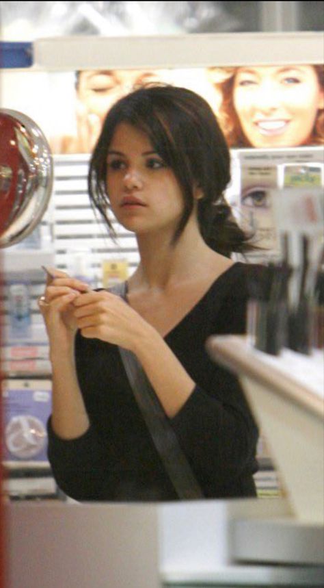 Selena Gomez Nose, Selena Gomez Curly Hair, Selena Gomez Album, Selena Gomez Outfits, Selena Gomez Cute, Alex Russo, Selena Gomez Style, Selena G, Marie Gomez