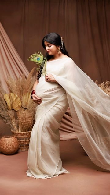 Traditional Maternity Shoot In Saree, Maternity Couple Shoot Ideas, Pregnancy Saree Photoshoot, Poses For Baby Shower Photoshoot, Saree Maternity Photoshoot, Pregnancy Photoshoot Indian, Indian Pregnancy Photoshoot, Indian Baby Shower Photoshoot Ideas, Traditional Pregnancy Photoshoot