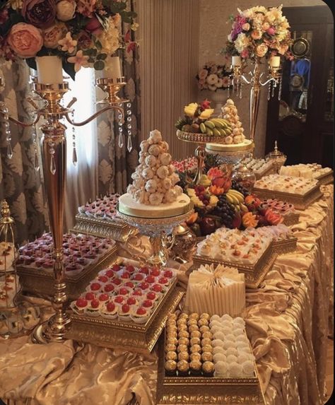 Thanksgiving Tea Party Ideas, Fancy Christmas Party Decorations, Classy Party Food, Bufette Ideas, Cozy College Dorm, Christmas Buffet Table, Fancy Christmas Party, Classy Christmas Party, Christmas Tea Party