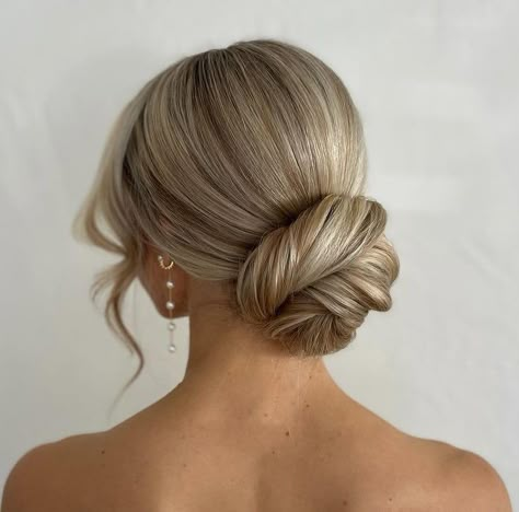 Classic Blonde Low Bun Updos For Low Back Dress, Bridesmaid Hair Styles Up Do, Clean Bridal Hairstyles, Elegant Hair Up Styles, Bridal Updo Thick Long Hair, Brunette Low Bun Wedding, Wedding Hairstyles Slick Back Bun, Soft Bun Wedding Hair, Hairstyles Formal Elegant Up