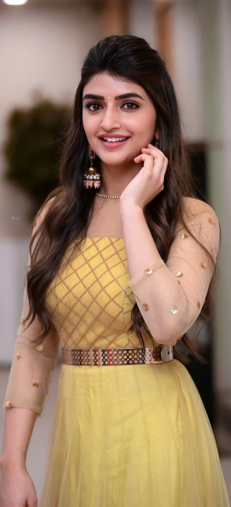 Sreeleela Photos, Actress Name List, Long Top Dress, Allu Arjun Hairstyle, Actress Hairstyles, Actress Images, Name List, Photos Hd, Beautiful Smile Women