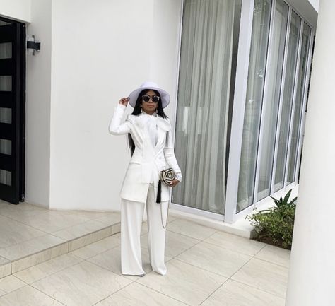 White Pant Suit, Minimalist Fashion Outfits, All White Outfits, White Pant, Two Piece Outfits, All White Outfit, Blazer Jeans, White Accessories, Pant Suits