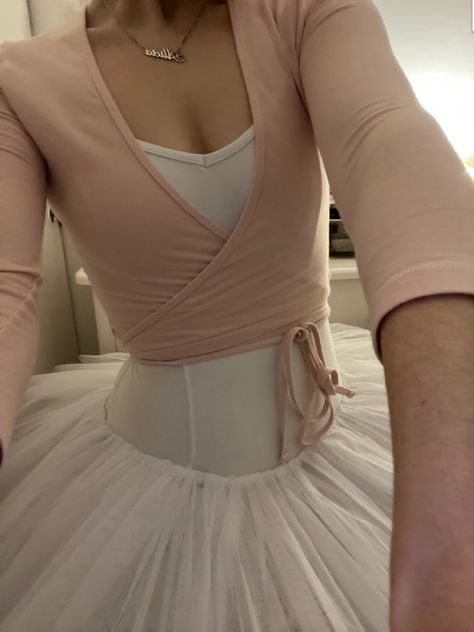 Balletcore Aesthetic, Ballet Inspired Fashion, Ballerina Outfit, Ballet Beauty, Ballet Inspiration, Ballet Clothes, Dancing Aesthetic, Ballet Pink, Ballet Girls