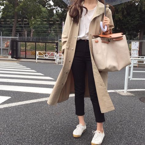 ☂️ Europe Clothes, Japan Ootd, Travel Outfit Spring, Winter Sneakers Outfit, Japan Autumn, Japan Outfits, Travel Fashion Winter, Korean Fashion Ideas, Winter Ootd