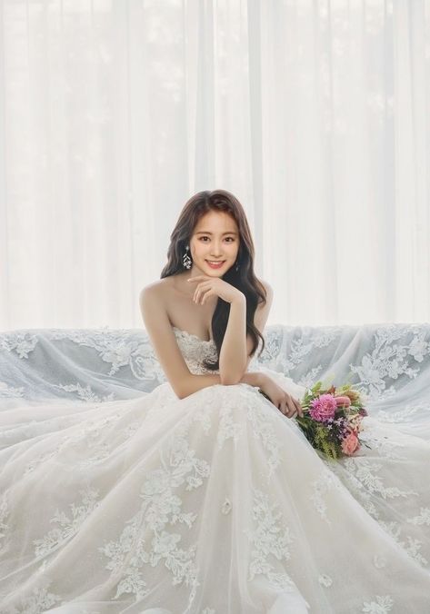 Queen Wedding Dress, Korean Wedding Photography, Wedding Photo Studio, Wedding Portrait Poses, Asian Wedding Dress, Wedding Photoshoot Poses, Pre Wedding Poses, Wedding Picture Poses, Bridal Poses