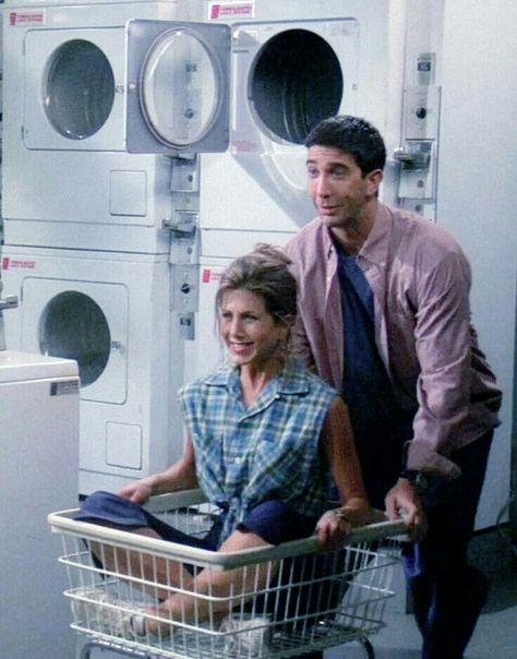 Ross and Rachel - the laundromat Friends Widget, Friends 1994, Jenifer Aniston, David Schwimmer, Ross Geller, Friends Cast, Friends Tv Series, Friends Moments, Phoebe Buffay