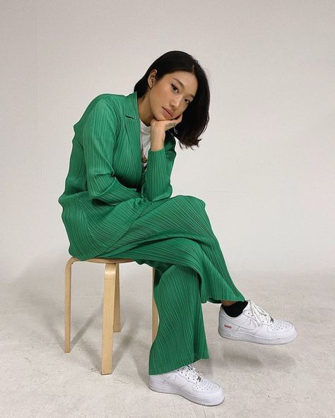 Peggy Gou 페기 구 on Instagram: “🐸” Pleats Fashion, Peggy Gou, Issey Miyake Pleats Please, Envy Clothing, Woman In Suit, Issey Miyake Women, Pleats Please, Green Pants, Issey Miyake