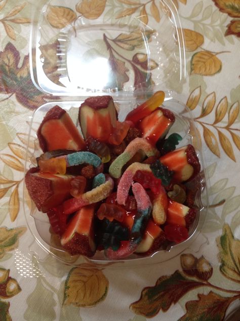 Manzana preparada con gomas Candy Chamoy, Apple Covered In Chamoy, Mexican Snacks Chamoy, Mangos With Tajin And Chamoy, Gushers With Chamoy, Spicy Candy, Mexican Treats, Mexican Snacks, Chocolate Covered Fruit