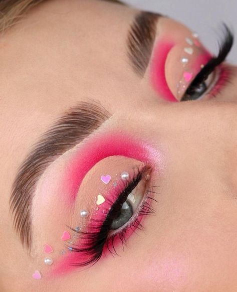 Valentine's day makeup 😍 Pink Valentine Makeup, February Eyeshadow Looks, Easy Valentine Makeup Looks, Purple Valentines Makeup, February Makeup Looks, Valentines Day Make Up Looks Eye Makeup, Makeup Saint Valentin, Valentines Eye Makeup Simple, Valentine Day Makeup Looks