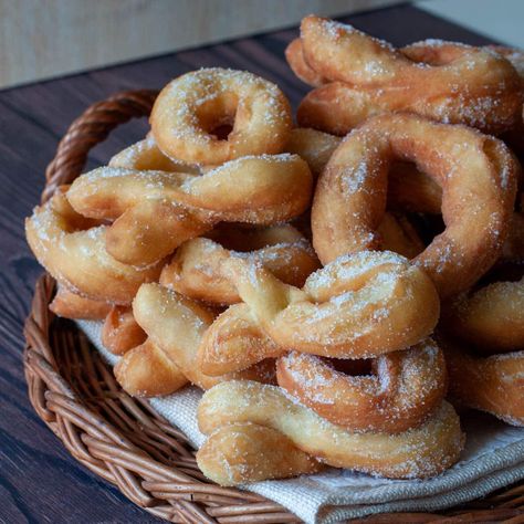 Italian Donuts Graffe - Zeppole Di Carnevale Italian Fried Dough Recipe, Zeppole Recipe Italian, Italian Donuts Recipe, Italian Fried Dough, Deep Fried Donuts, Italian Treats, Zeppole Recipe, Italian Fries, Italian Donuts