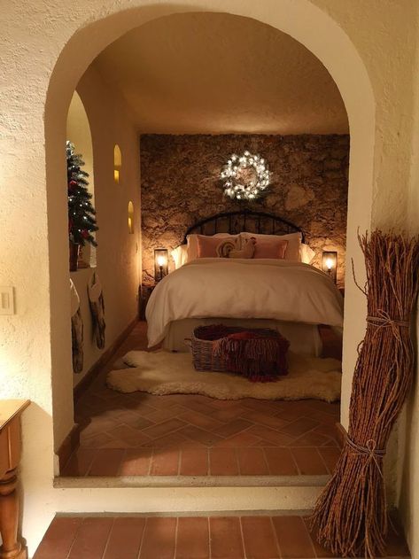 Cozy Spanish Bedroom, Spaniard Style Bedroom, Spain Bedroom Decor, Spanish Bedroom Ideas Mexico, Spanish Home Bedroom, Dream House Mexican Style, Mexican Rustic Bedroom, Hacienda Home Interior, Mediterranean Home Bedroom