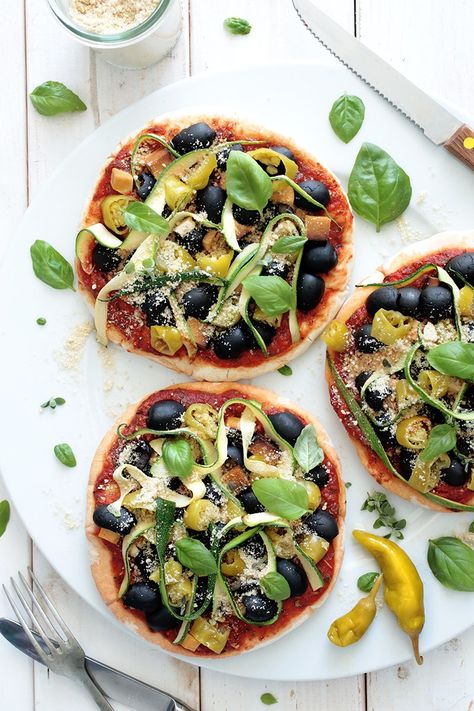 Simple Vegan Pita Pizzas • Green Evi Vegan Pita, Vegan Superbowl Food, Vegan Super Bowl, Pita Pizza, Vegan Pizza Recipe, Vegan Lunch Box, Pita Pizzas, Pizza Topping, Vegan Recipes Beginner