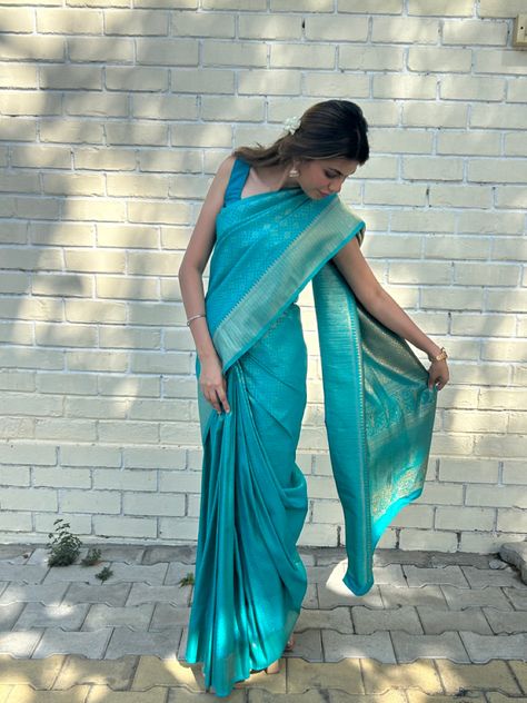 Turquoise silk blend saree for South Indian Wedding. Pair it with a sleevless blouse, small bindi and baby pink jhumkas to xomplete the look. Turquoise Saree, Coral Saree, Saree Kanchipuram, Desi Vibes, India Wedding, South Indian Wedding, South India, Coral Turquoise, Indian Outfits