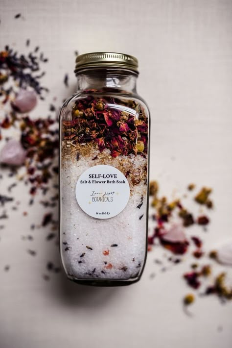 Bath Salts Recipe, Bath Salts Diy, Lavender And Chamomile, Bath Recipes, Diy Kosmetik, Rose Lavender, Take A Bath, Bath Tea, Herbal Bath