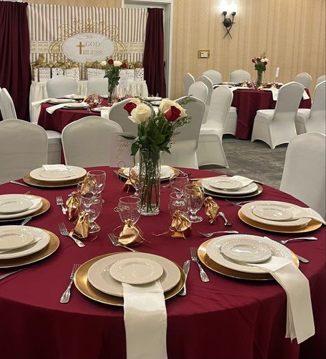 Burgundy Table Cloth Wedding Reception, Wine Red Party Decorations, Burgandy Tablecloth Wedding, Red And Gold Quinceanera Decorations Table Settings, Burgundy And Gold Quinceanera Theme, Red And Gold Quinceanera Decorations, Red Table Decor, Burgundy Wine Wedding, Red Quince Theme