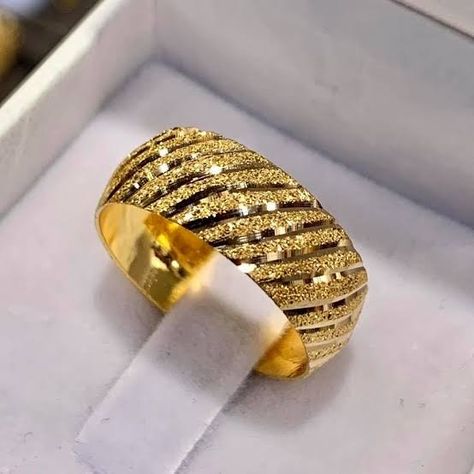 Gold Ring Challa For Female, Chala Ring Design Gold, Challa Ring Designs Gold, Dubai Gold Jewelry Rings, Golden Rings Design For Women, Gold Bangals Design Latest, Golden Ring Design, New Ring Designs Gold, Gold Ring Indian