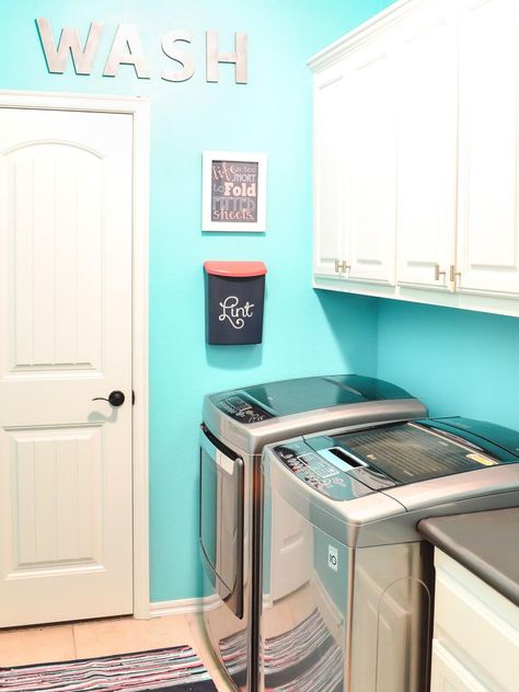 Is+your+laundry+room+or+closet+too+small+for+a+traditional+trash+can?+Repurpose+an+outdoor+literature+holder+into+a+wall-mounted+trash+can+for+lint,+clothing+tags+and+receipts+that+get+left+in+pockets. Garbage Can Ideas, Perfect Laundry Room, Can Ideas, Blue Laundry Rooms, Laundry Room Storage Shelves, Tiny Laundry Rooms, Small Laundry Room Organization, Room Storage Diy, Laundry Room Doors