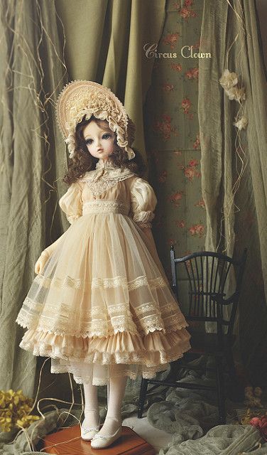 Victorian Doll Clothes, Porcelain Doll Clothes, Porcelain Doll Dress, Vintage Doll Costume, Dolls Victorian, Porcelain Dolls Value, Antique Porcelain Dolls, Doll Halloween Costume, Antique Doll Dress