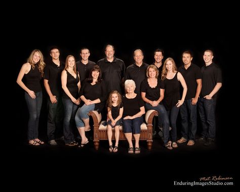 Large Family Photo Shoot Ideas, Large Family Pictures, Large Family Photography, Indoor Family Photography, Large Family Portraits, Large Family Poses, Studio Family Portraits, Family Photo Studio, Big Family Photos