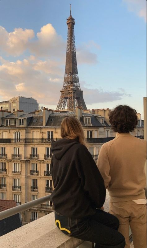 Couples In Europe Aesthetic, Paris Couple, Dream Dates, Parisian Aesthetic, France Aesthetic, Paris Dream, Paris Vibes, Parisian Life, Paris Aesthetic