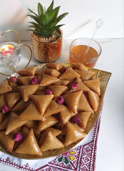 Moroccan Food Photography, Moroccan Street Food, Moroccan Food Traditional, Moroccan Pastries, Moms Food, Algerian Sweets, Morocco Food, Ramadan 2024, Moroccan Aesthetic