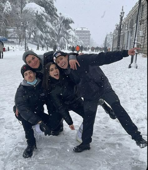 4 Brothers 1 Sister, Four Siblings Aesthetic, Sibling Goals Aesthetic, Travel Pictures Airport, Girl Best Friends Aesthetic, Bestie Vacation, Bestie Travel, Ideas For Traveling, Best Friend Travel