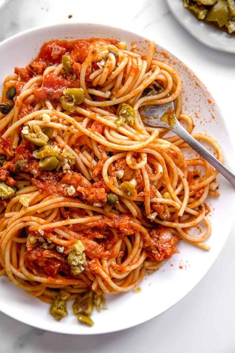 Canned Tuna Pasta with Tomatoes, Capers, and Olives is a quick and straightforward weeknight family dinner recipe. Made in less than 30 minutes. This healthy tuna tomato pasta recipe is excellent meal for busy families, college students, or individuals who are always in a hurry. #jernejkitchen #pasta #cannedtuna #tunapastasauce #30minutemeals Canned Tuna Pasta, Easy Tomato Pasta Sauce, Easy Tomato Pasta, Tuna Tomato, Pasta With Tomatoes, Healthy Tuna, Tuna Pasta, Canned Tuna, Food Pasta