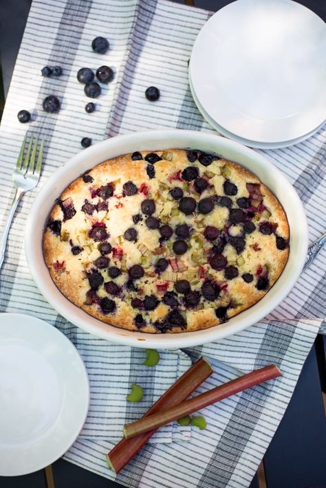 A dish of blueberry and rhubarb buckle Rhubarb And Blueberry Recipes, Blueberry Rhubarb Recipes, Rhubarb Buckle, Blueberry Bread Recipe, Blueberry Rhubarb, Fresh Fruit Desserts, Rhubarb Desserts, Rhubarb Cake, Blueberry Desserts