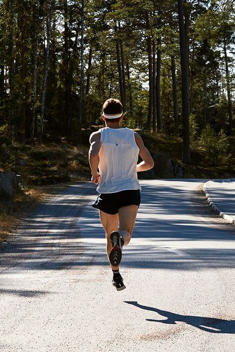 Running Outfit Men, Running Pose, Running Goals, Running Photography, Person Running, Running Singlet, Running Photos, Nyc Marathon, Marathon Training Plan