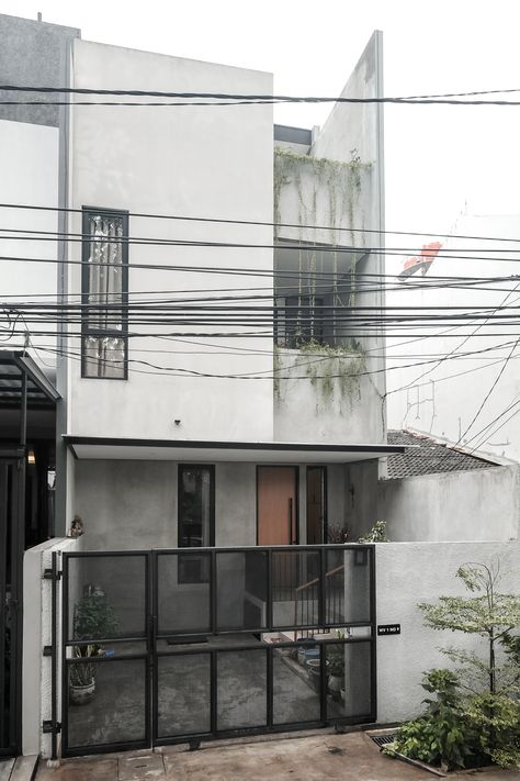 Industrial Minimalist House, Minimalis House Design, Industrial House Exterior, Terrace House Exterior, Small House Architecture, Industrial Home Design, Modern Small House Design, Long House, Small House Design Exterior