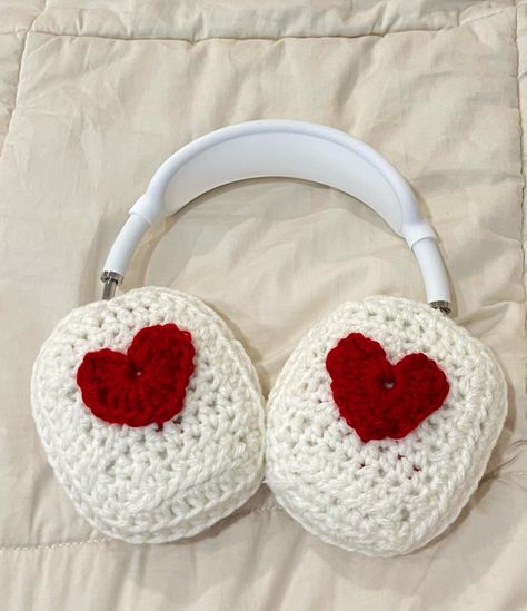 Apple Headphones Crochet Cover, Apple Headphones Cover, Head Phone Cover Crochet, Knit Headphone Cover, Apple Headphones Case, Red Headphones Aesthetic, Red Crochet Projects, Headphone Crochet Cover, Headphones Crochet Cover